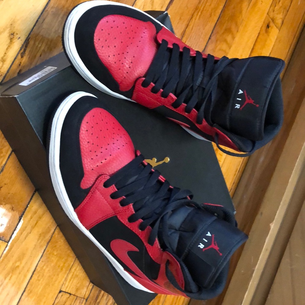 Air Jordan 1 Mid Reverse Bred
